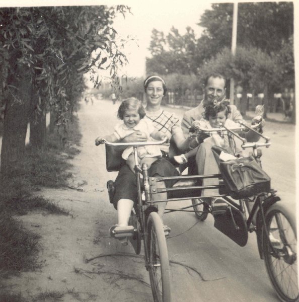 Riding Bikes (1935)